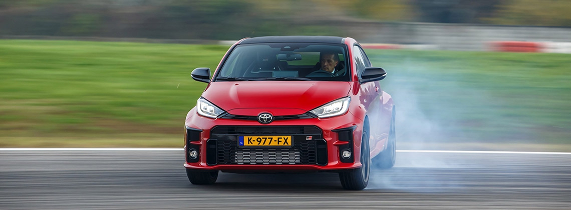 Toyota-GR-Yaris-voorkant-driftend-1140.jpg