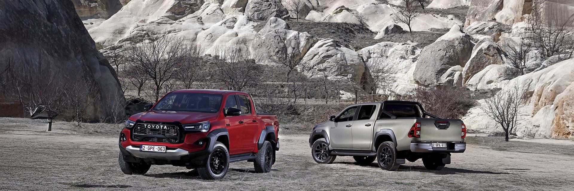 Hilux-combo-Hybrid-48V-GR-SPORT-exterieur-stilstaand-voorkant-linker-zijaanzicht