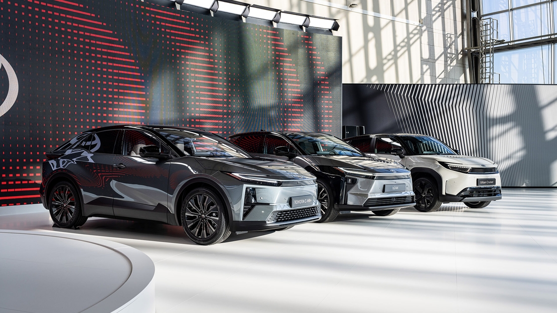 Toyota-Media-Event-2025-stand-Urban-Cruiser-bZ4X-C-HR-driekwart-zijkant-rechts