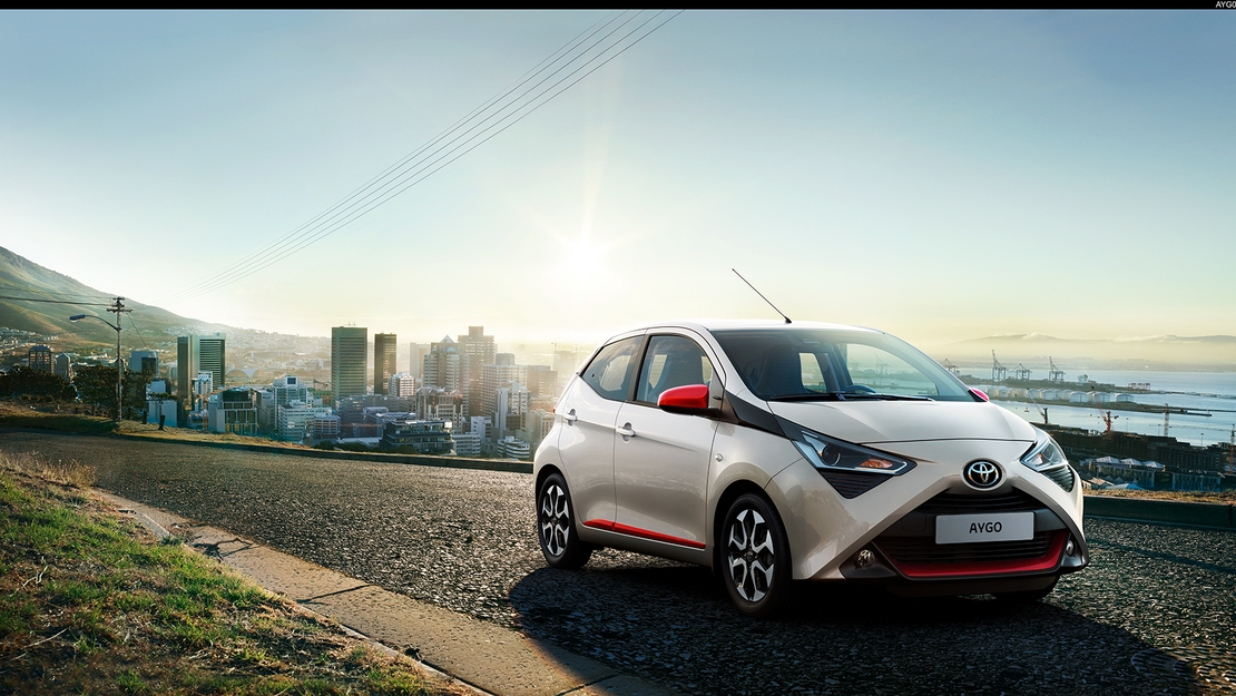 Toyota-Aygo-driekwart-uitzicht-haven-stad