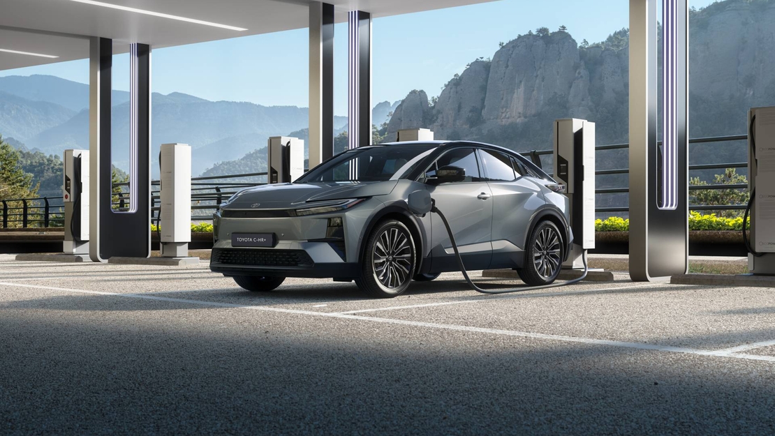 Toyota-C-HR-Plus-exterieur-linksvoor-opladen