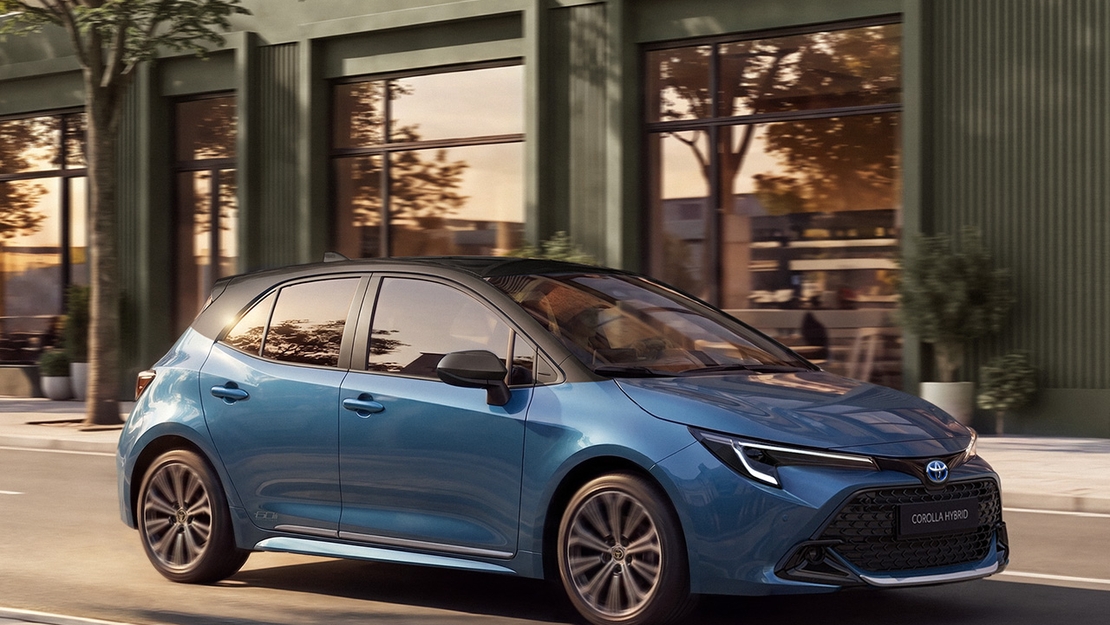 Toyota-exterieur-Corolla-MY27-schuinvoor-60-YRS_HB